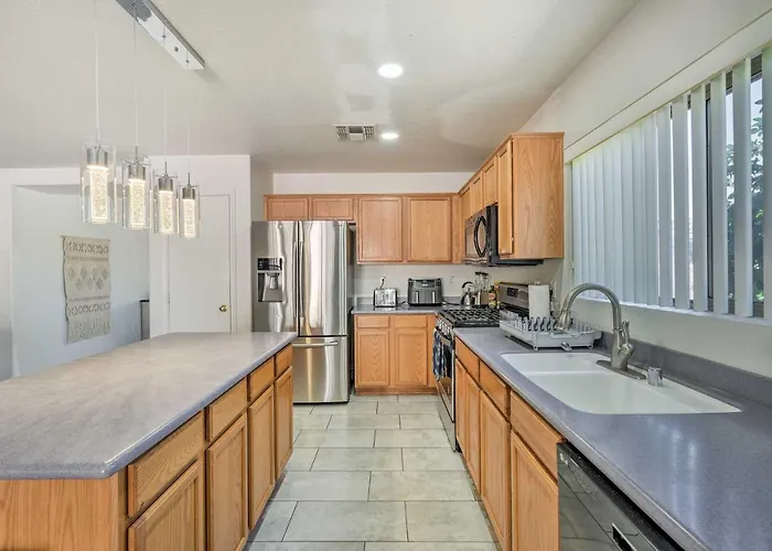 2 Mi To State Farm Stadium! Family-friendly